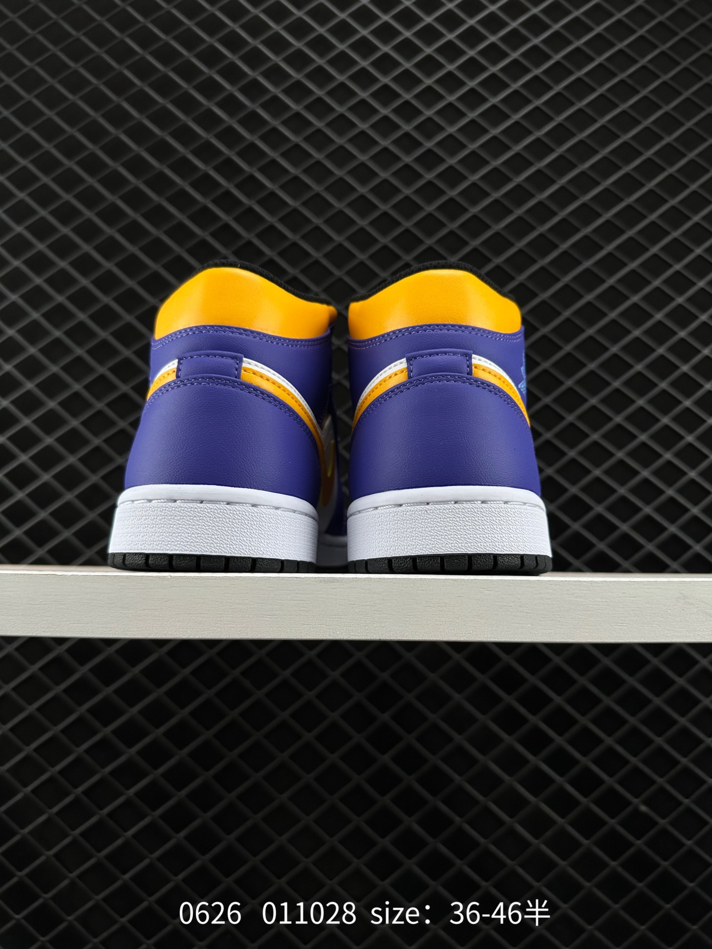 （NIKE）AIR JORDAN 1 MID